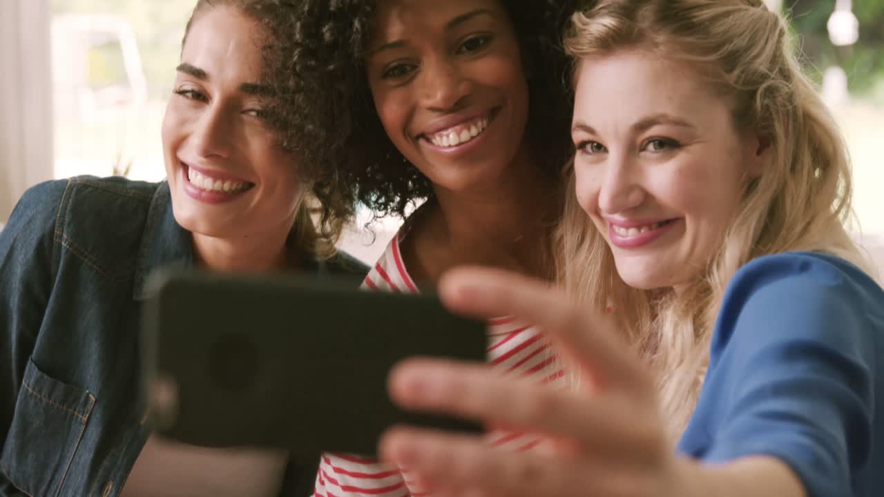Amici felici che prendono selfie