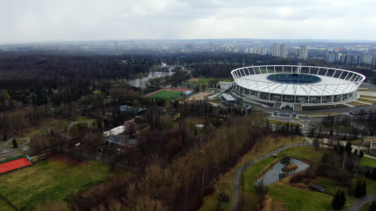 estadio vacío y parque en polonia primavera aérea 4k