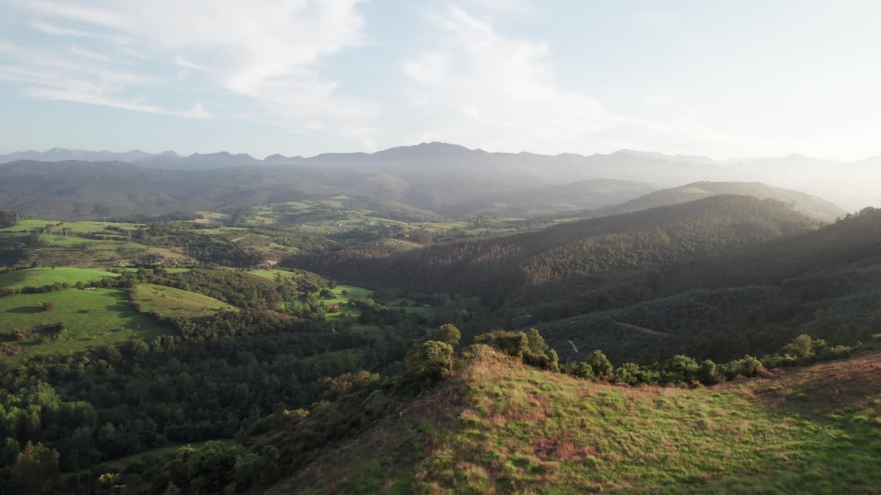 Splendide distese di natura parzialmente oscurate da una leggera nebbia nello splendido paesaggio delle Valles Pasiegos in Spagna durante l'ora d'oro