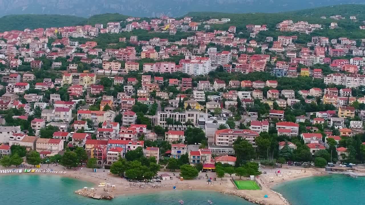 Hırvatistan'da yaz mevsiminde evlerin ve plajın kıyıdan görünümü