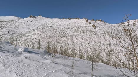 Snowy-mountains-in-spring-against-the-blue-sky-in-cold-Yakutia