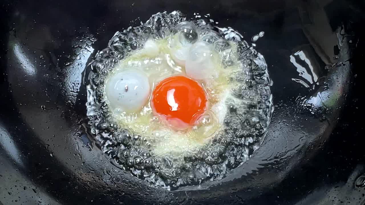 끓는 기름에 계란 후라이