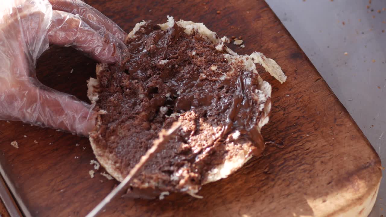 preparando un sándwich de chocolate y avellanas