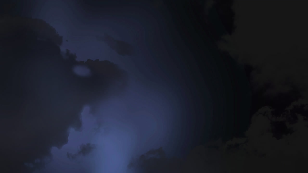 어두운 구름과 번개와 함께 하늘