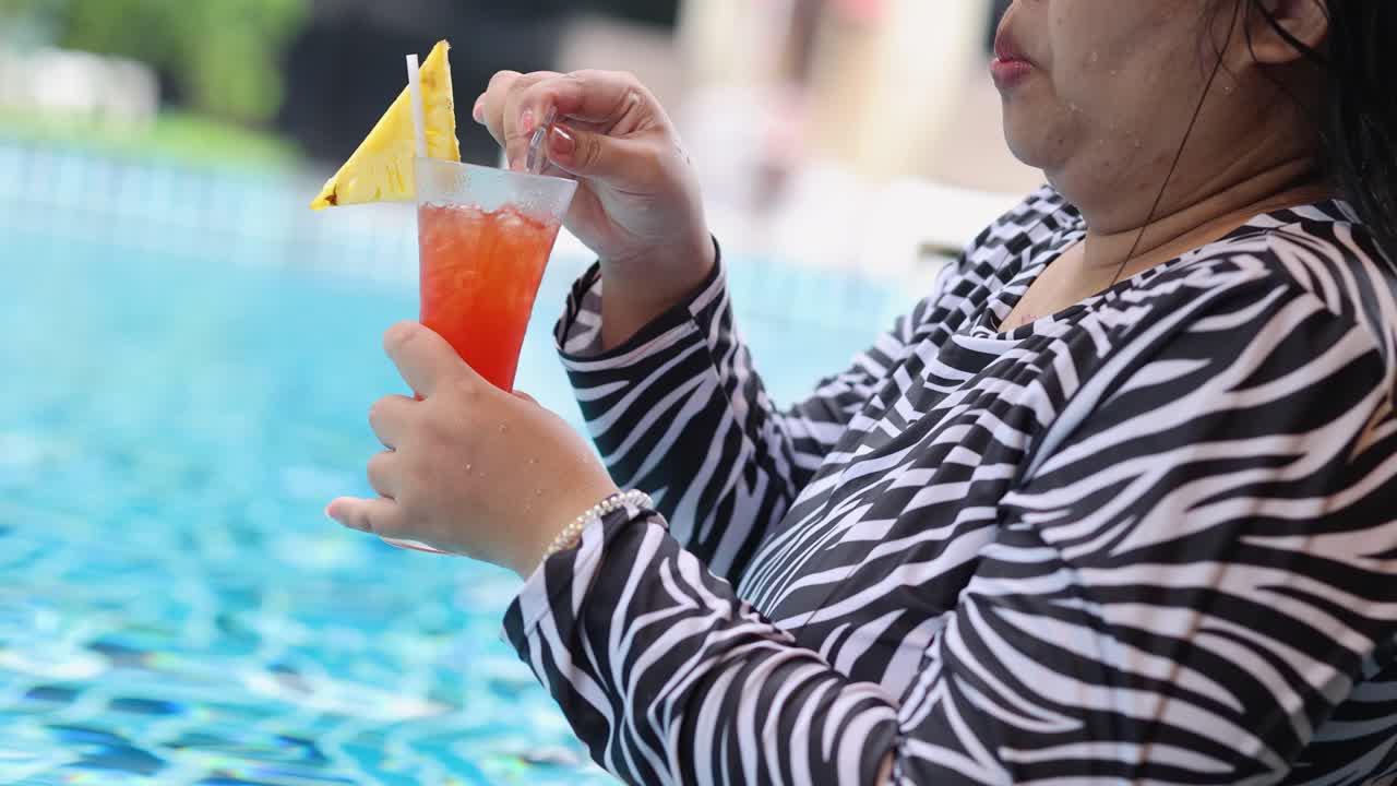 수영장 에서 술을 마시는 여자