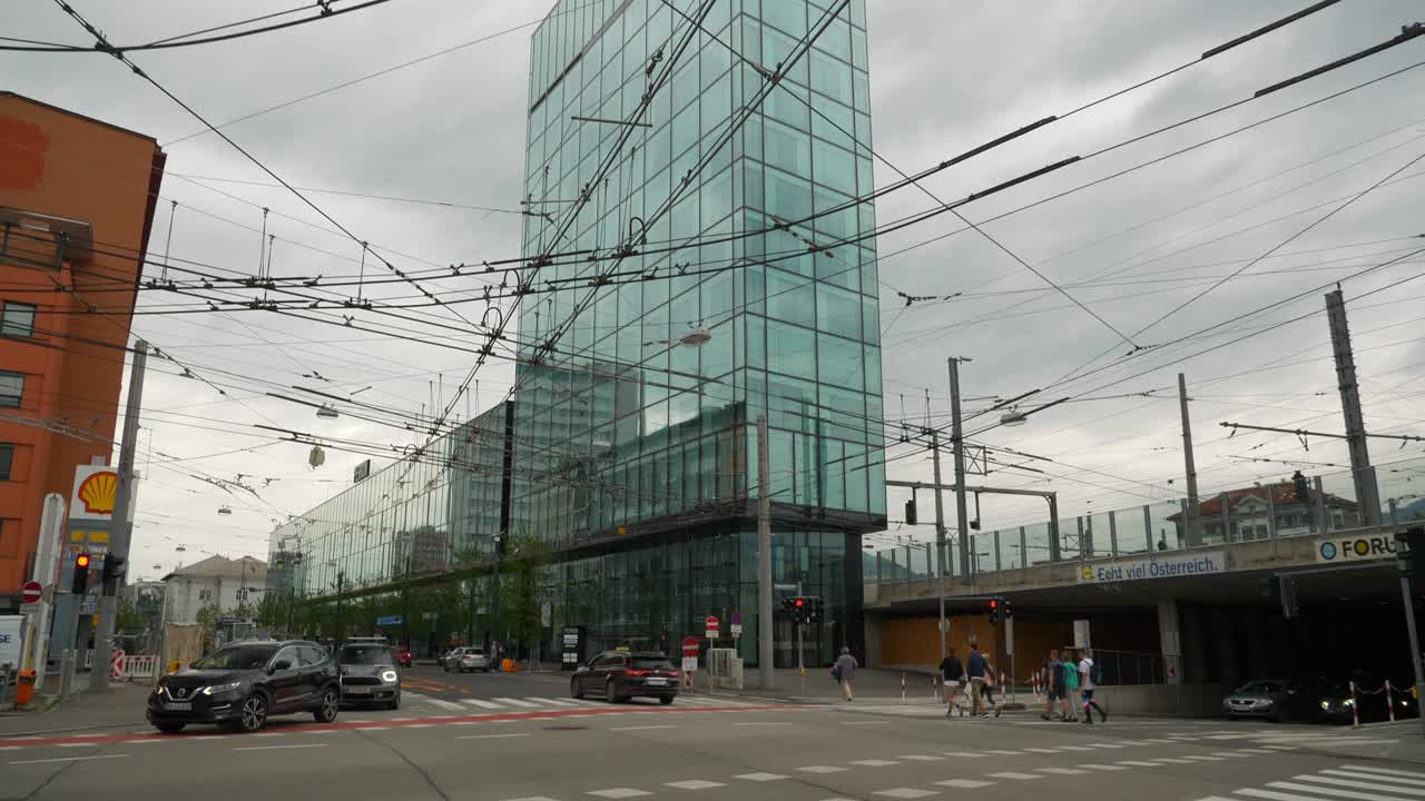 구름이 쌓인 날: 살츠부르크 도시 기차역, 교통 구역, 거리, 느린 동영상, 파노라마, 4k, 오스트리아