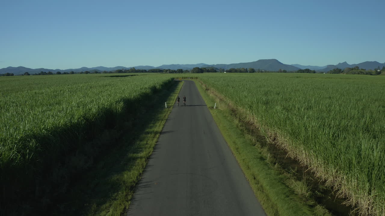 ciclistas disfrutando de la amplia carretera abierta en el interior australiano
