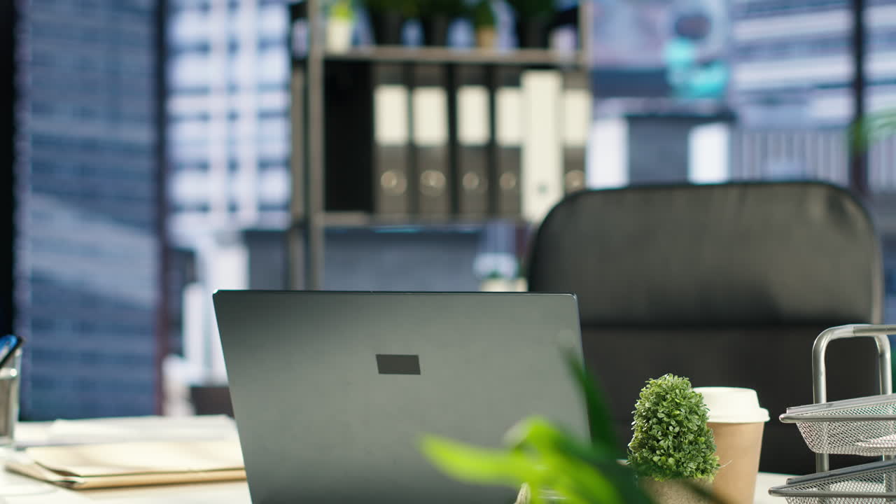 리더를 위해 설계된 빈 현대적인 고급 기업 사무실 공간