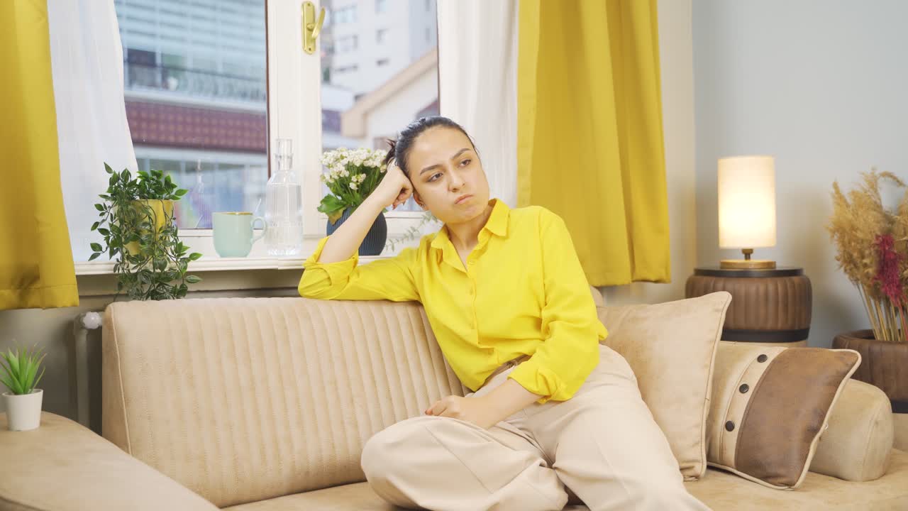 젊은 여자는 좌절하고 짜증납니다.