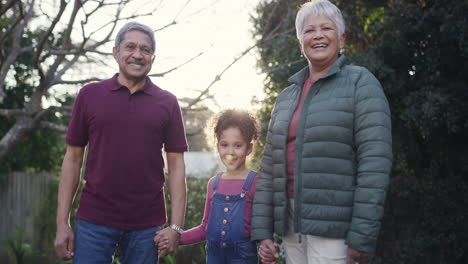 los abuelos sonrientes, felices y mayores se unen.