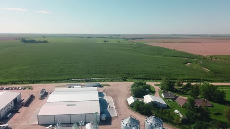 Vista-Aérea-De-Los-Contenedores-De-Almacenamiento-Y-Almacenes-De-Una-Agroindustria-De-Semillas-De-Cobertura-En-Los-EE