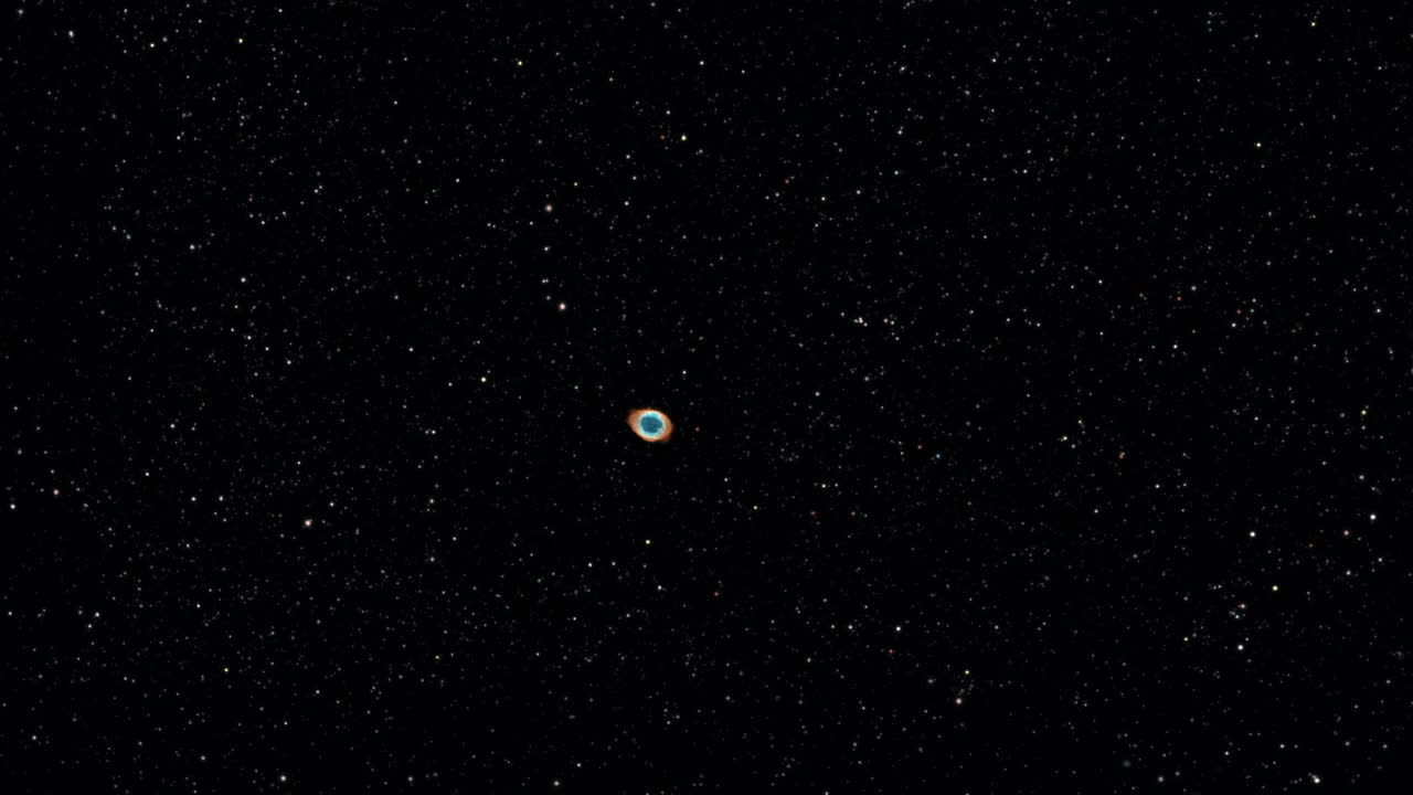 alejándose de la nebulosa del anillo revelando la constelación de la lira