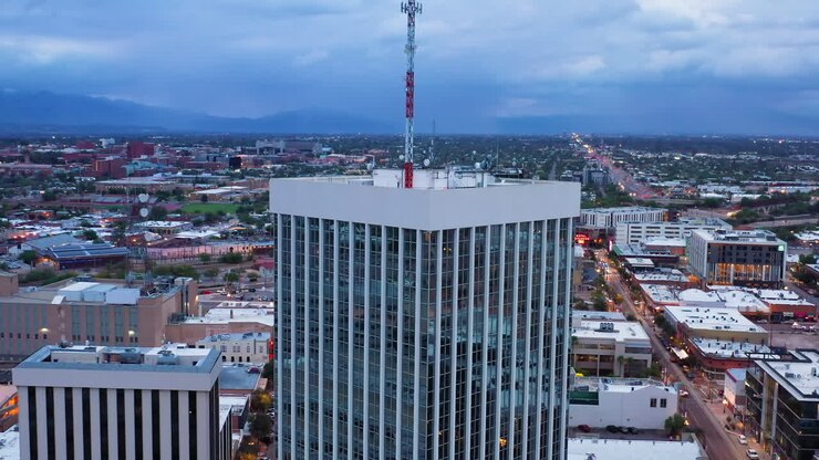 Edifício alto em Tucson, subida de drone.