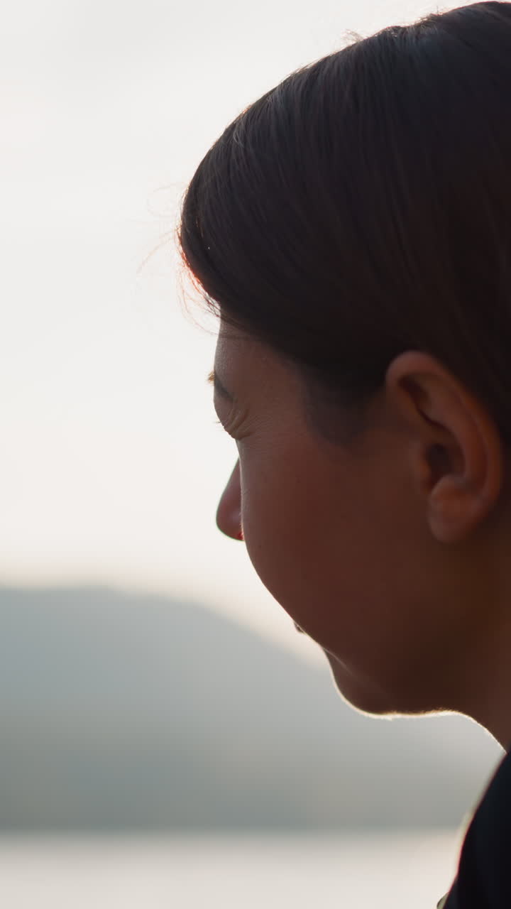 una mujer triste pasa tiempo en la naturaleza al atardecer de cerca. una mujer parece pensativa mirando la impresionante vista de las montañas en el cálido otoño. relajación de fin de semana