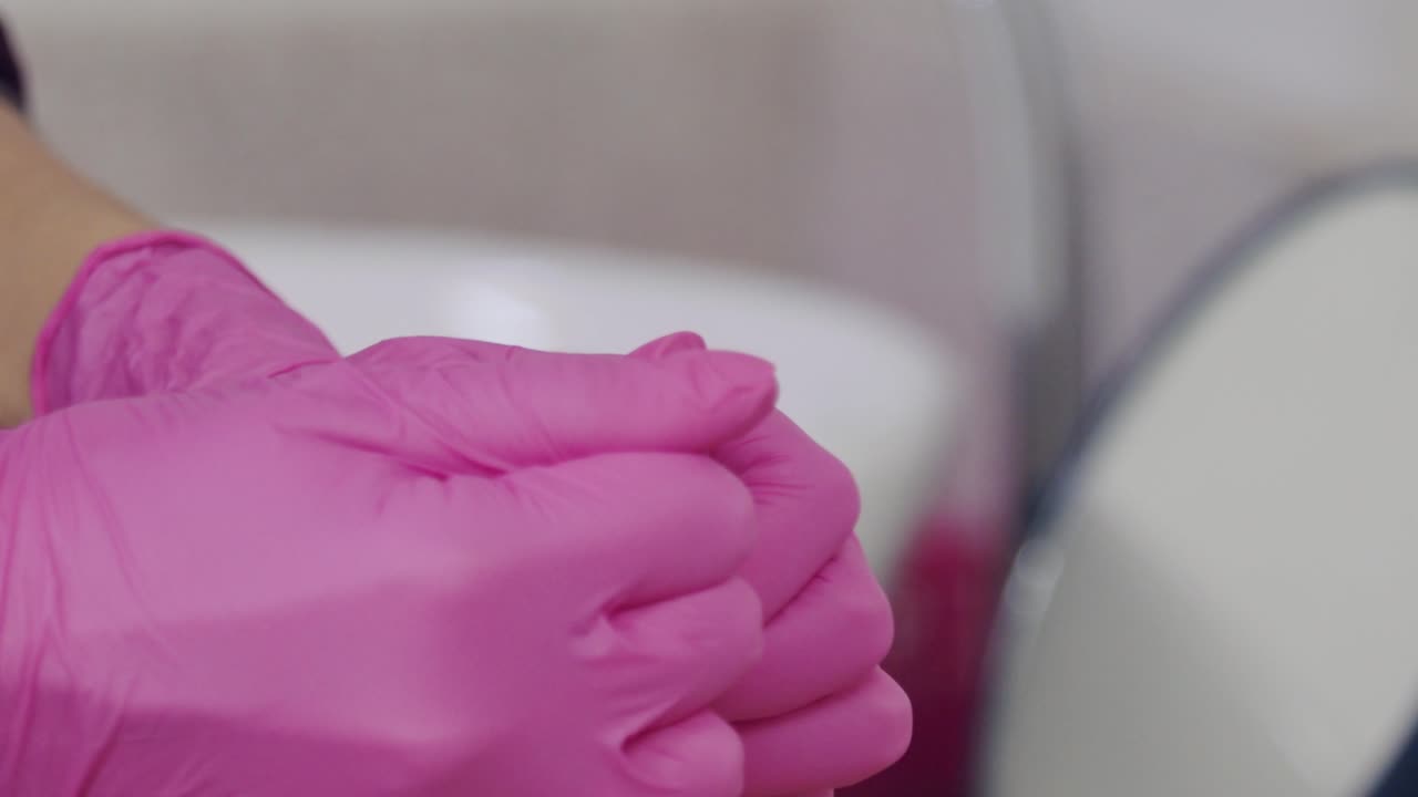 rompiendo un vial de colágeno para llenar una jeringa - cerrar