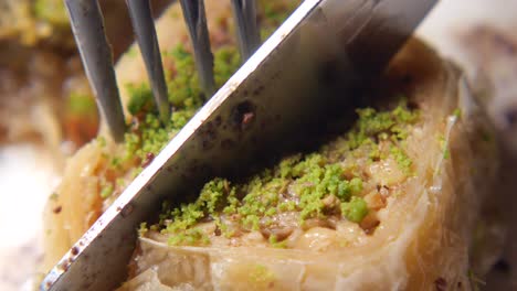 primer plano de baklava con pistachos