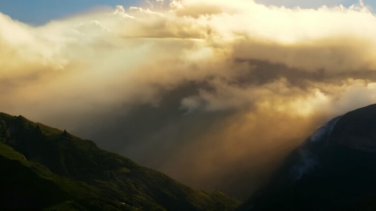 Coucher de soleil spectaculaire sur les montagnes avec des nuages