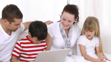 Familie-Zu-Hause-Schaut-Im-Internet