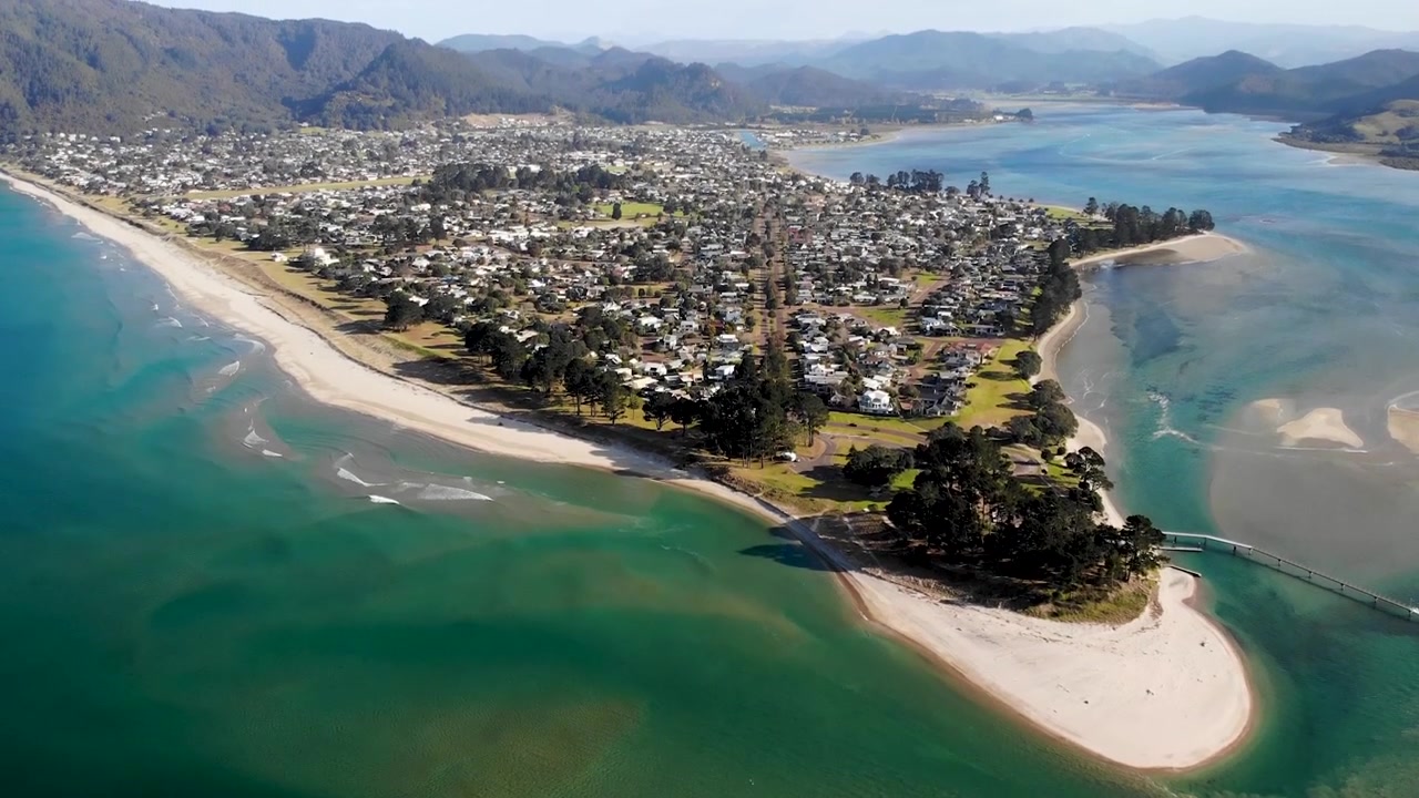 Luftpanorama av kystbyen Tairua, sandete halvøy og turkise vannveier nær Mount Paku
