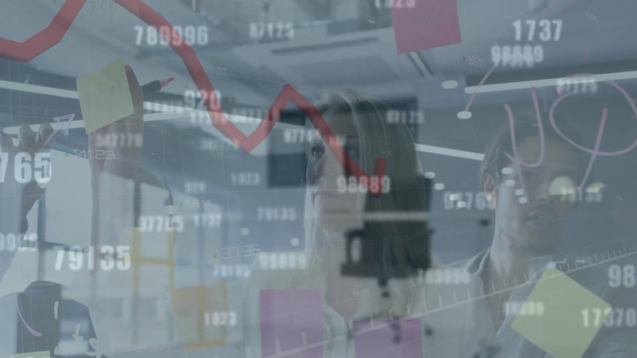 사무실에서 다양한 사업가들에 대한 금융 데이터 처리의 활성화