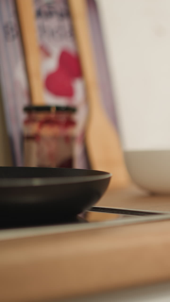 las manos femeninas toman panqueques sabrosos de la mesa de la cocina. comida casera fresca. mujer anciana se preocupa por los parientes preparando una deliciosa cena en tiempo libre en primer plano