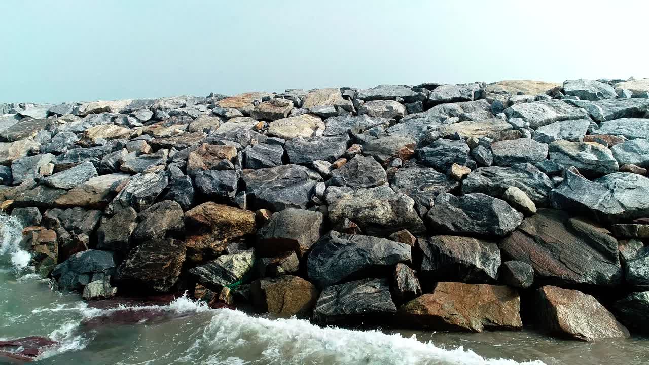 4k로 찍은 해양 방어 벽
