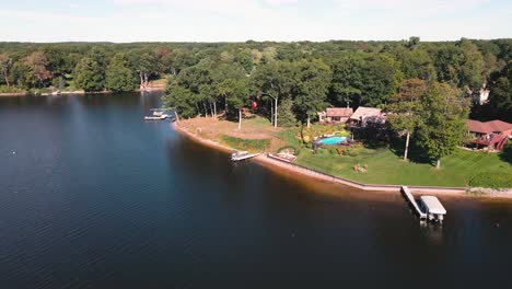 Costa-Reforzada-A-Lo-Largo-Del-Lago-Mona-En-Muskegon-Mi