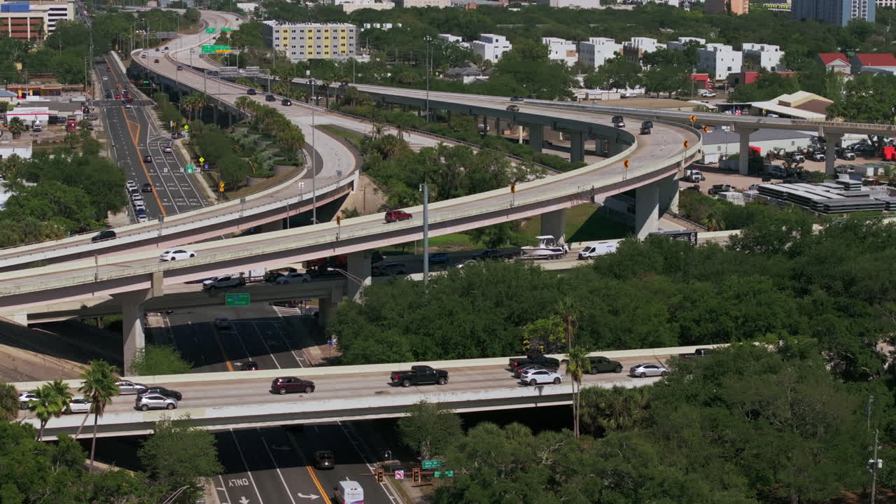 Rekaman Pembuka Udara Persimpangan Jalan Layang Interstate 275 yang sibuk saat Lalu Lintas Kendaraan Jam Sibuk di St Petersburg, Florida pada hari yang cerah
