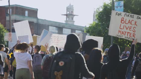 Estudiantes-Marchando-En-La-Calle-Durante-La-Protesta