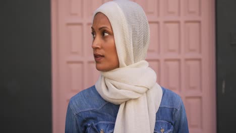 Mujer-Joven-Usando-Hijab-En-La-Ciudad