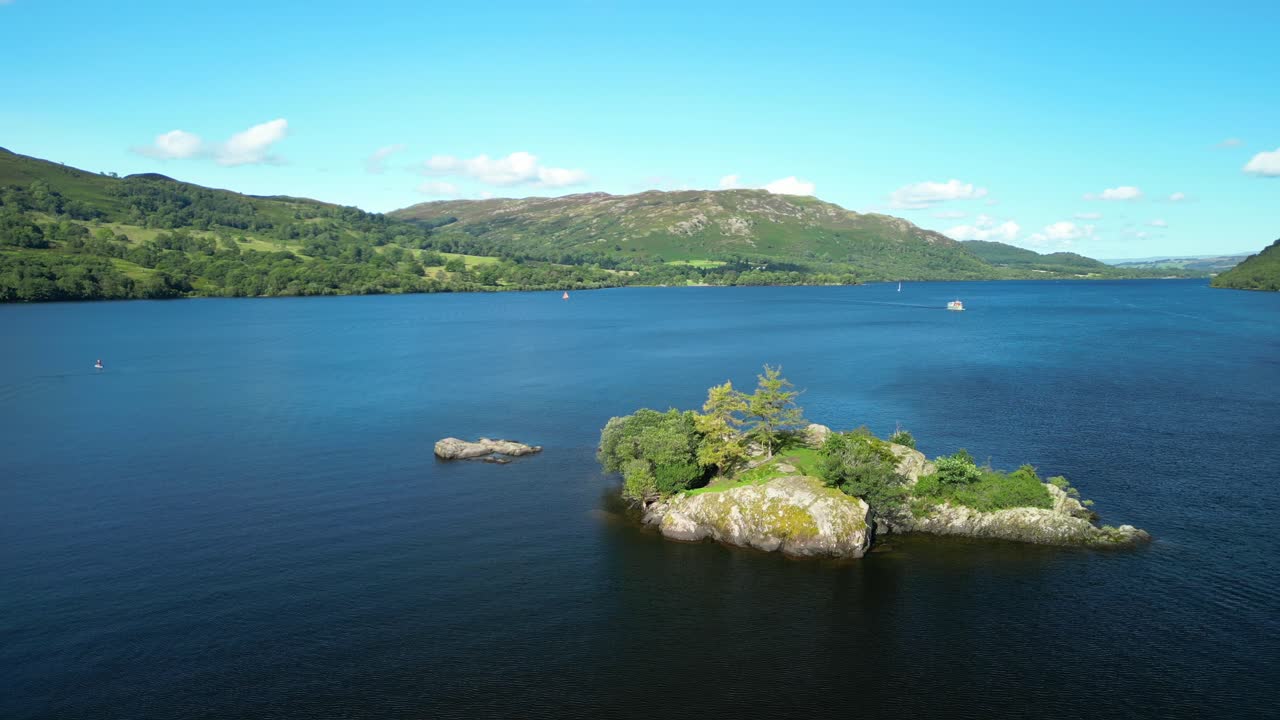 밝은 여름 날에 숲이 우거진 언덕과 산으로 둘러싸인 어두운 호수에 있는 작은 섬의  ⁇ 도