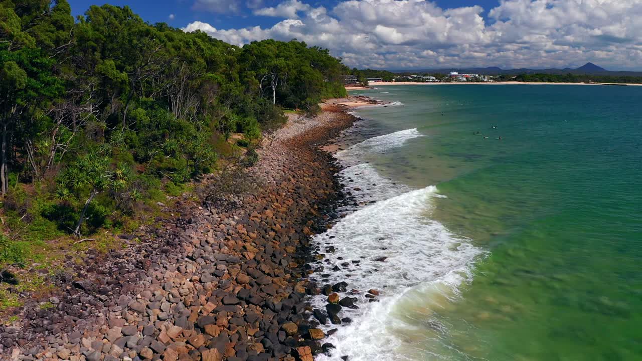 Onde spumeggianti che si infrangono su una costa rocciosa al Parco Nazionale di Noosa, Queensland, Australia - ripresa aerea con drone