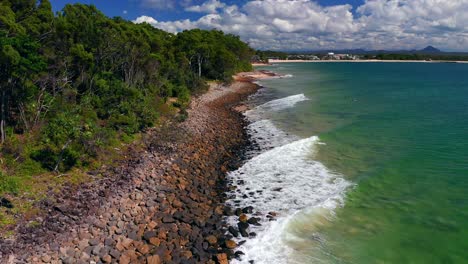 Olas-Espumosas-Salpicando-En-La-Costa-Rocosa-En-El-Parque-Nacional-De-Noosa,-Queensland,-Australia---Toma-Aérea-De-Drones