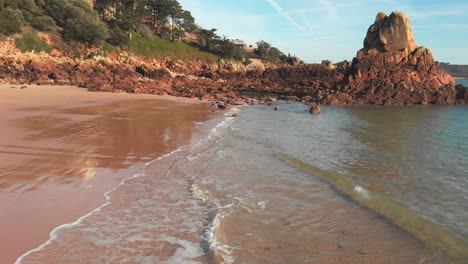 disparo aéreo sobre la playa. moviéndose hacia atrás