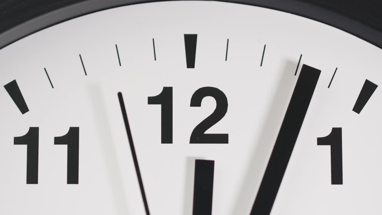 cerca, es hora de comer luch. la mano corta señala el número doce.