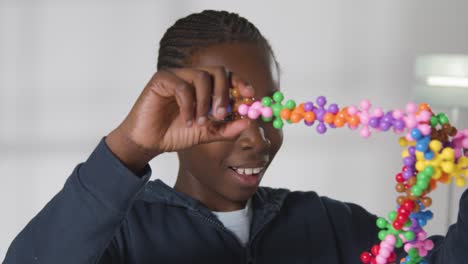 niño en espectro asd jugando con rompecabezas de forma sobre fondo blanco 1