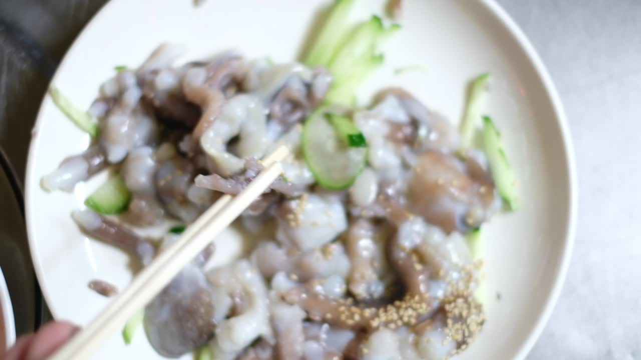 위쪽 보기: 한국 음식 (산카지) - 생 오크토푸스 타클