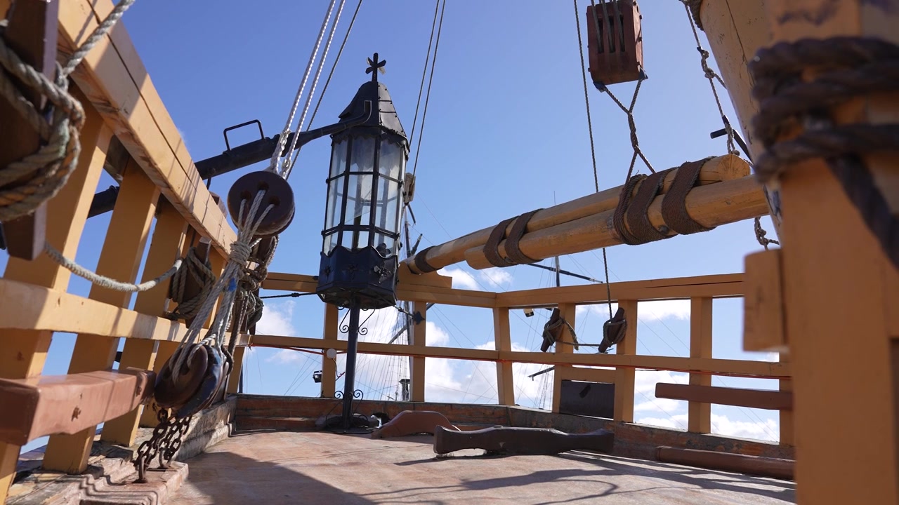 Dettagli dalla nave Victoria, replica della spedizione di Magellano, Corde sul ponte di prua in legno. Punta Arenas, Cile