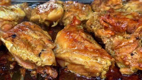 el pollo cocinado en una parrilla está caliente y emite humo y es aceitoso