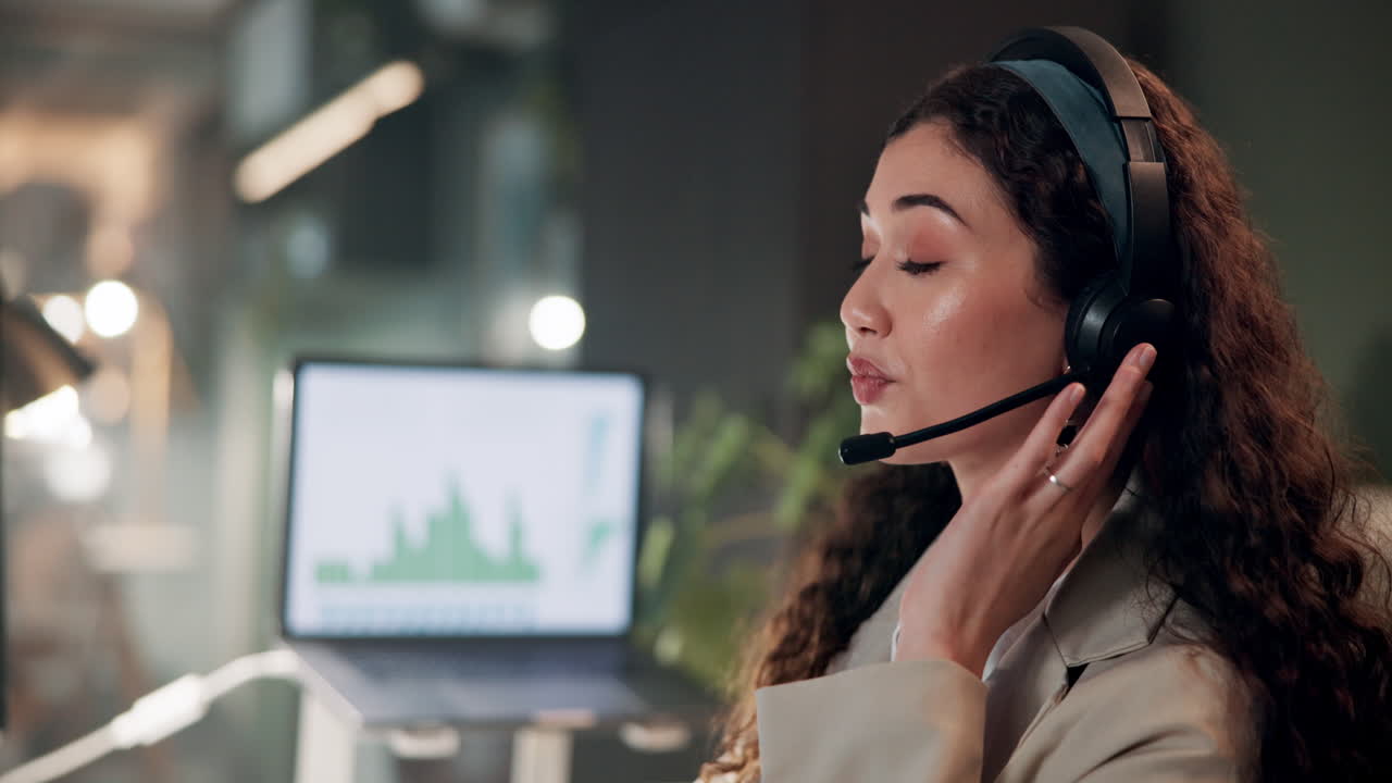 Donna che lavora in un call center di notte