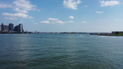 Eine-Drohnenaufnahme-Aus-Niedrigem-Winkel-Mit-Blick-Auf-Mehrere-Wasserfahrzeugfahrer-Auf-Dem-Hudson-River