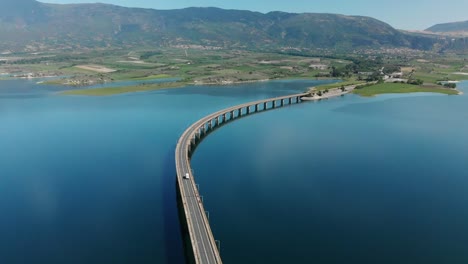 Techniti-Limni-Polifitou--Camión-Blanco-Cruzando-El-Puente-Sobre-El-Lago-Polifitou-En-Grecia