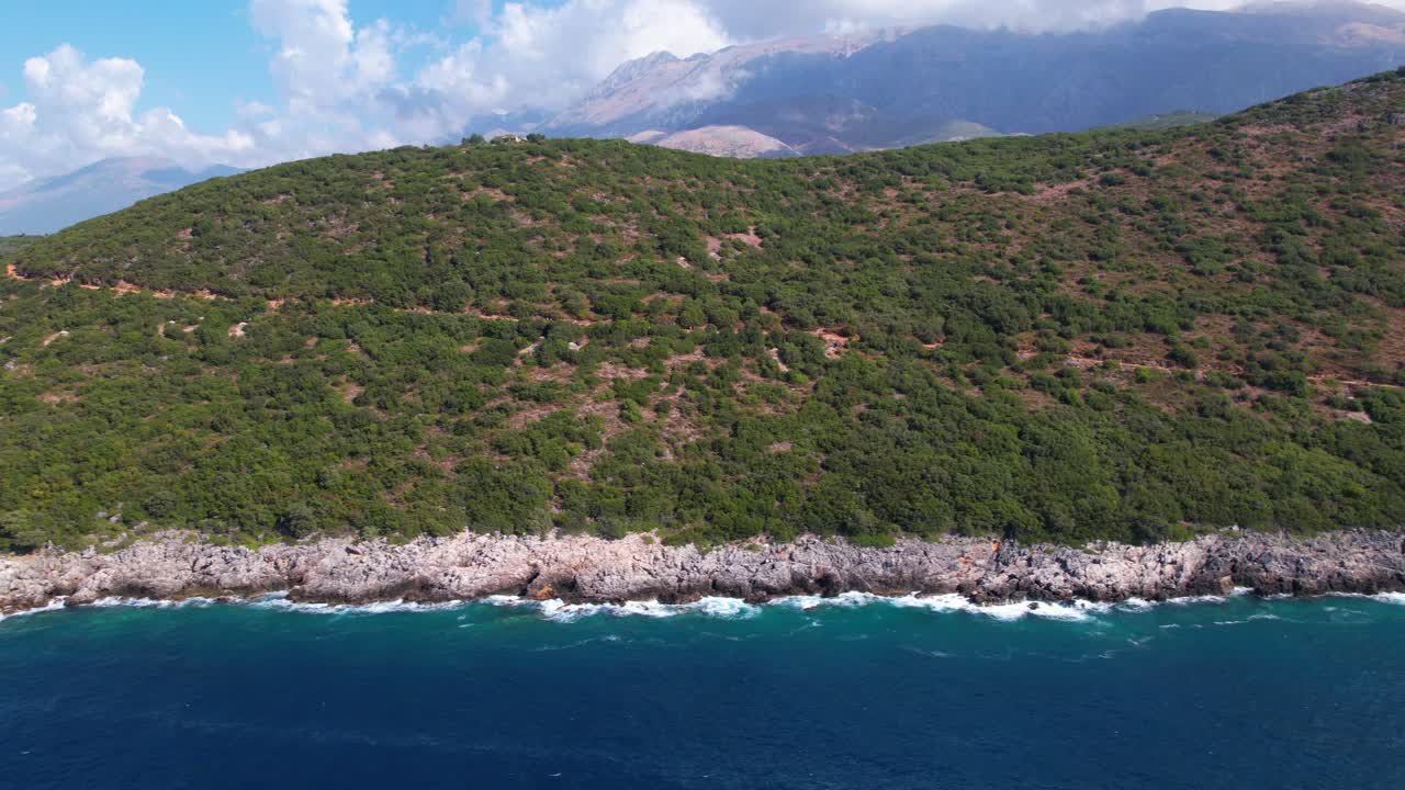 hermosa costa del mediterráneo en albania, con colinas y acantilados bañados por agua de mar azul turquesa