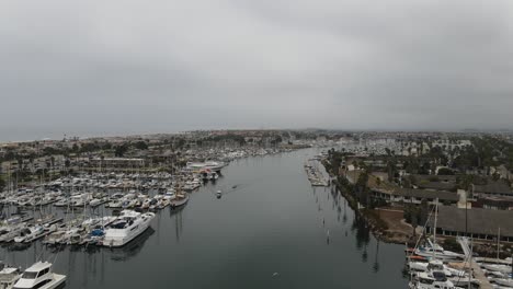 Barcos-Alineados-En-Un-Puerto-Deportivo-Ocupado