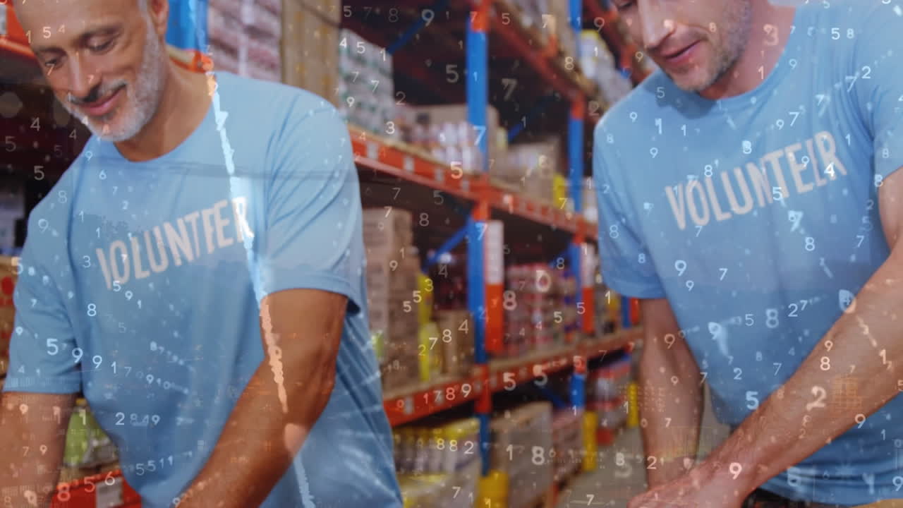 두 명의 백인 창고 노동자에 대한 디지털 데이터 처리 애니메이션