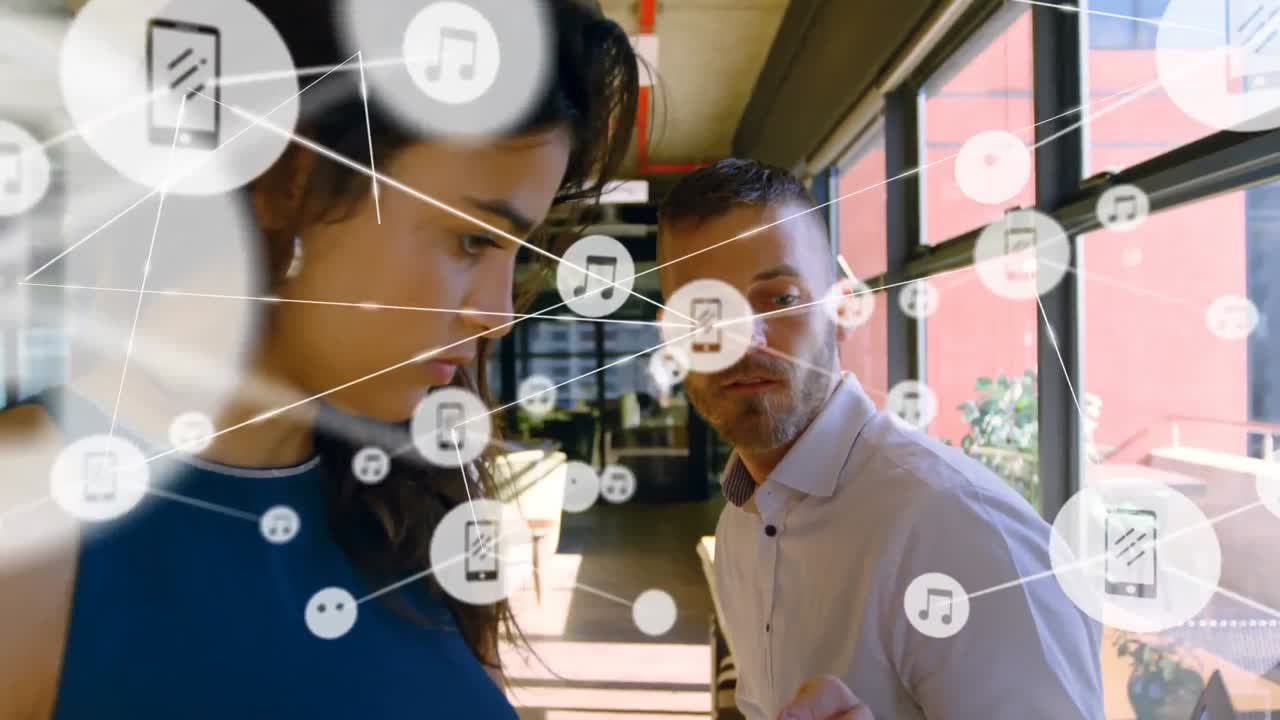 animación de la red de conexiones entre diversos empresarios en la oficina