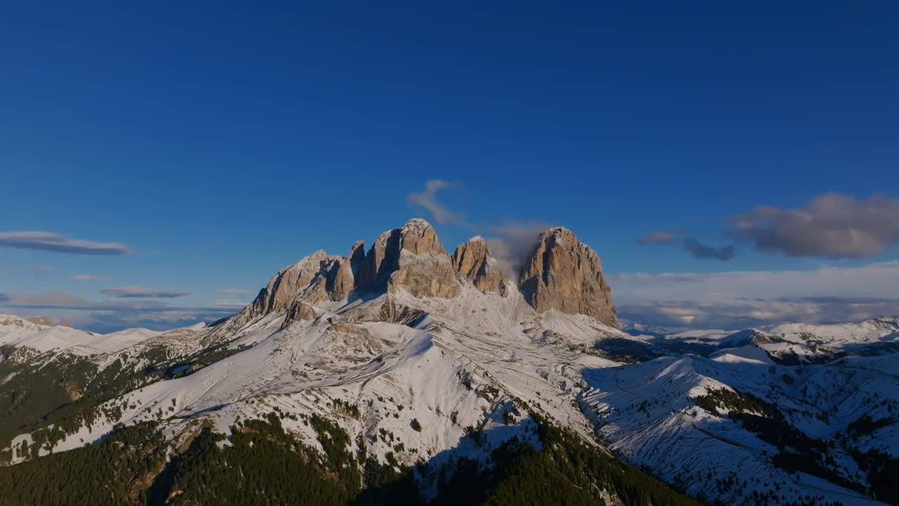imágenes aéreas del pico de la montaña colac en las dolomitas en el norte de italia bañado por el sol de la mañana.
