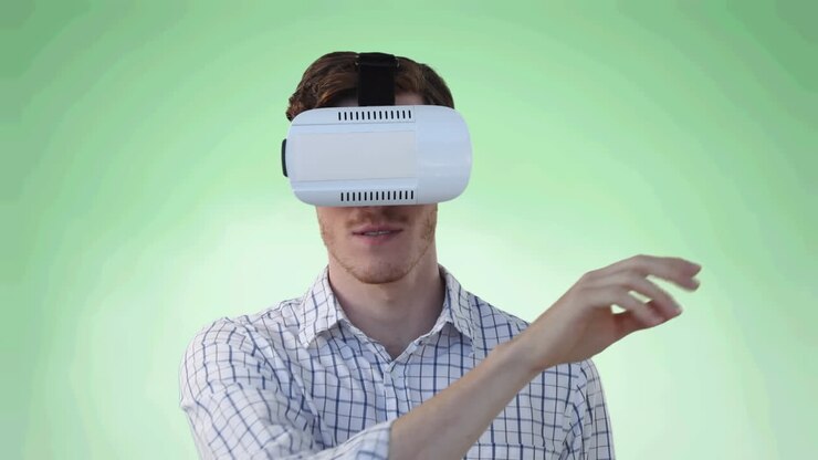 Animazione di un uomo che indossa un visore VR, utilizza un'interfaccia virtuale e sorride, su sfondo verde.