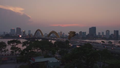 Lapso-De-Tiempo-Del-Icónico-Puente-Dragón-Cau-Rong,-Tráfico-Y-Horizonte-Durante-La-Puesta-De-Sol-En-Danang,-Vietnam