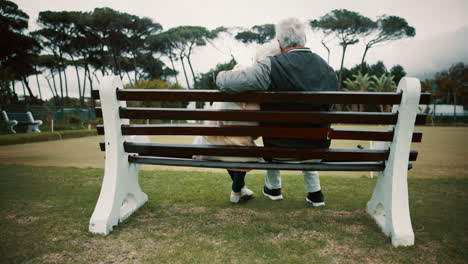 abrazo, banco o vieja pareja en el parque